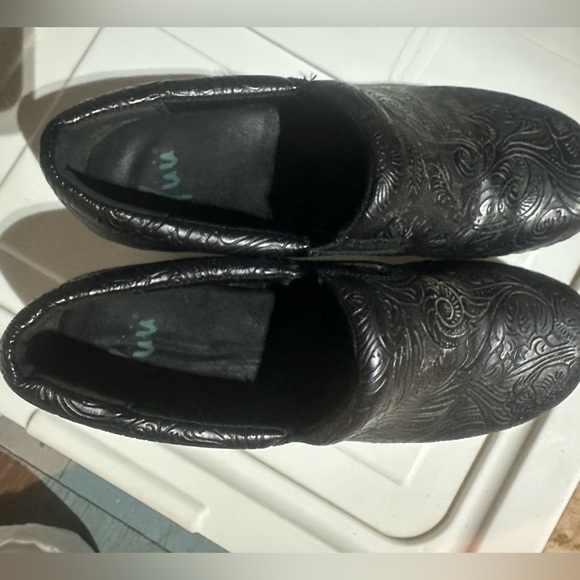 Yuu Bethanee Clogs Paisley Tooled Textured Vegan Black EUC LIKE NEW! Size 7 - Picture 12 of 13